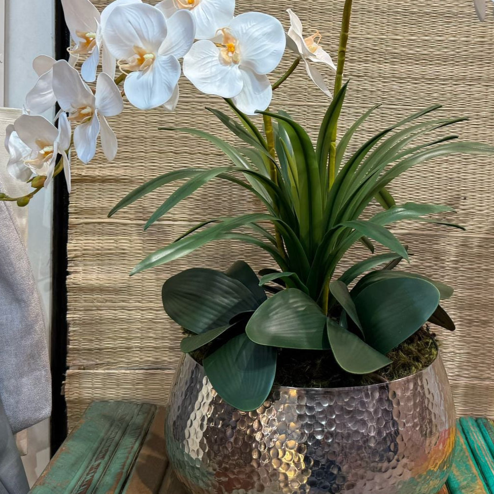 Arranjo de orquídea branca toque real com vaso de alumínio