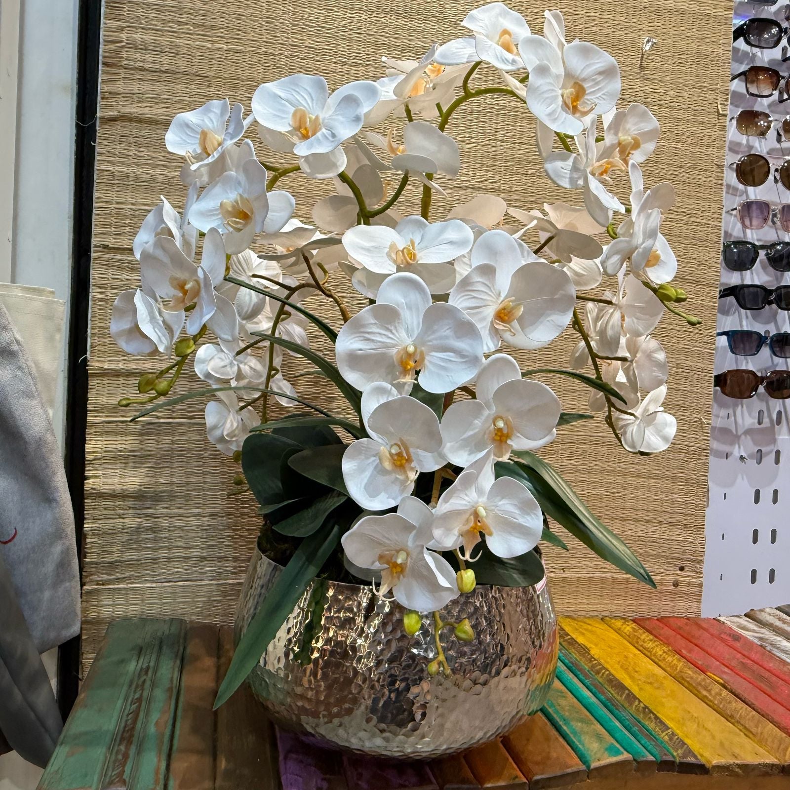 Arranjo de orquídea toque real com vaso de alumínio
