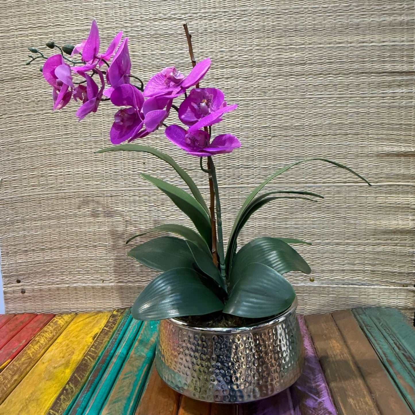 Arranjo de orquídea lilás toque real com vaso de alumínio