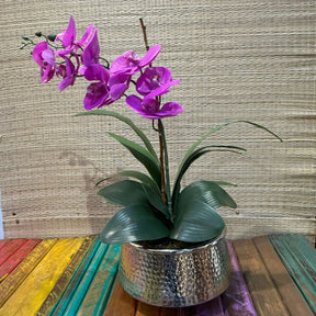 Arranjo de orquídea lilás toque real com vaso de alumínio