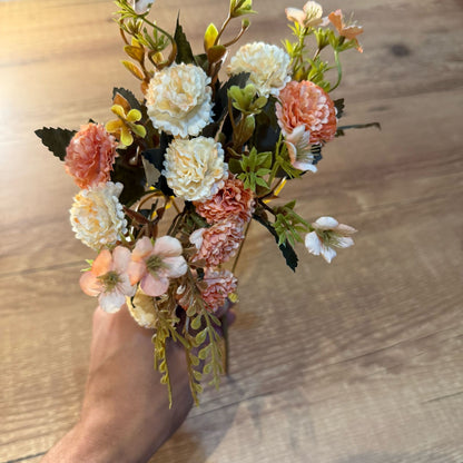 Mini buquê amor-perfeito cor laranja e creme