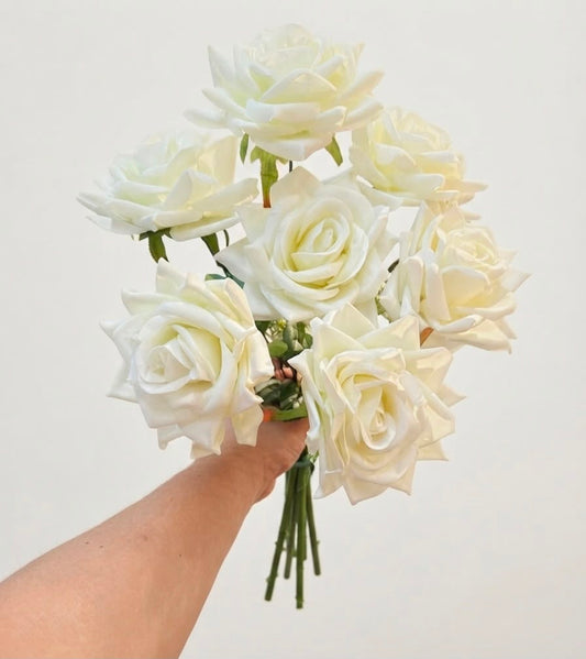 Buquê de Rosas Brancas Artificial X7 – 44 cm