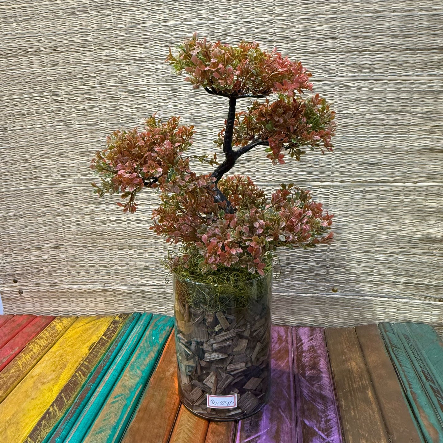 Arranjo de Bonsai em vaso de vidro transparente