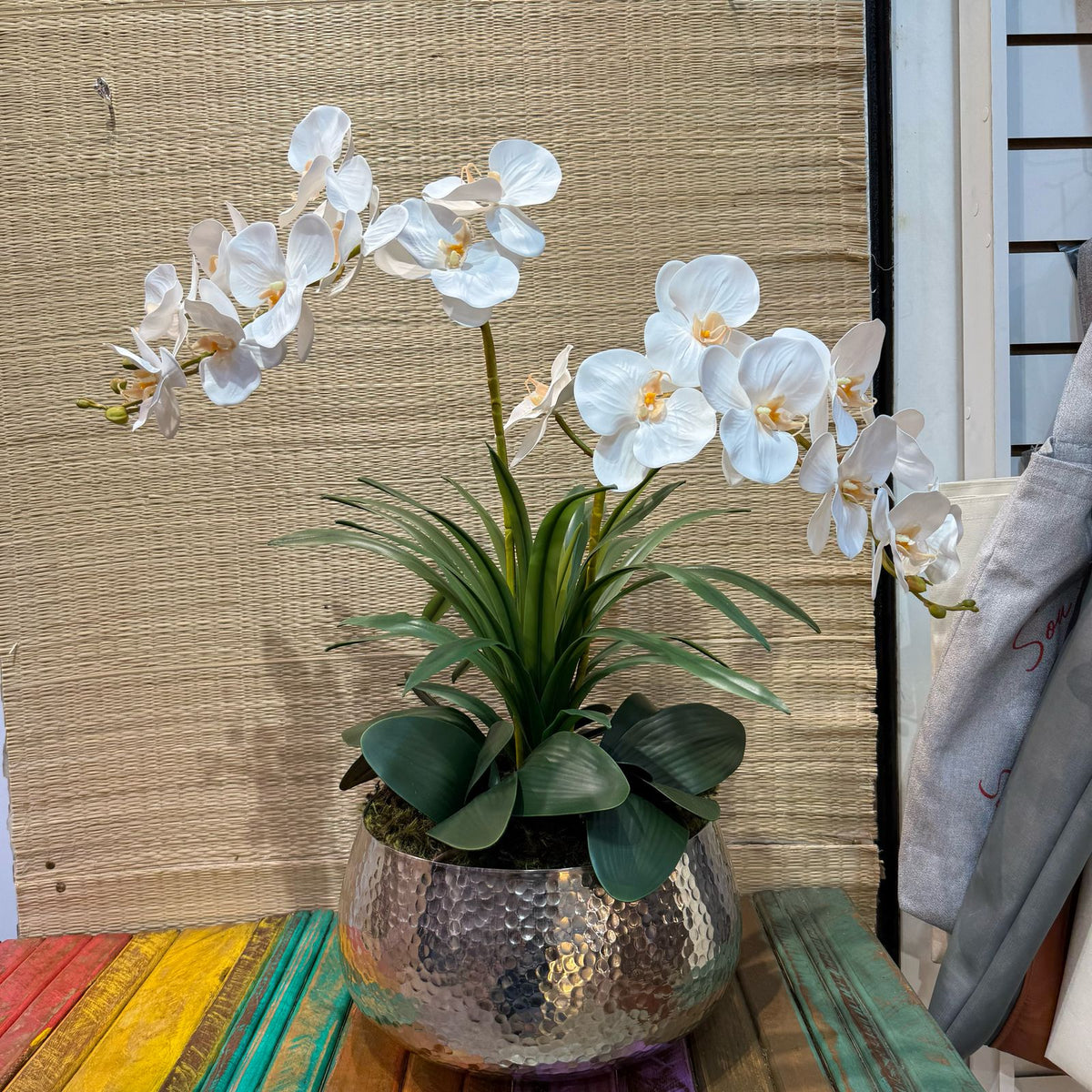 Arranjo de orquídea branca toque real com vaso de alumínio