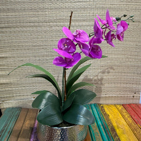 Arranjo de orquídea lilás toque real com vaso de alumínio